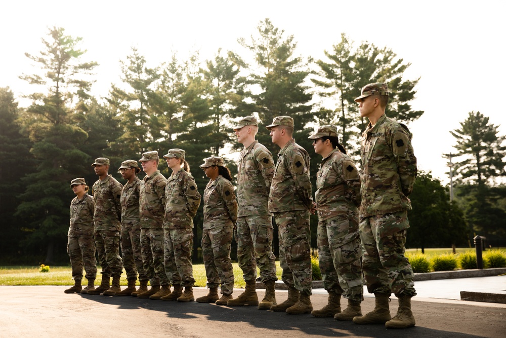 Reserve Soldiers meet Maj. Gen. Baker