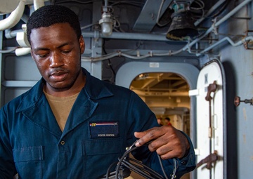 USS Ronald Reagan (CVN 76) Sailors prepare for fueling-at-sea