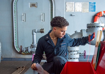USS Ronald Reagan (CVN 76) Sailors prepare for fueling-at-sea