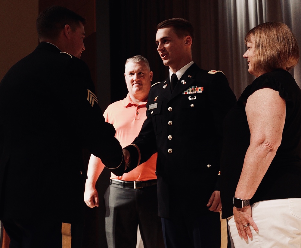 Illinois Army National Guard Officer Candidate School Graduates 21 Leaders