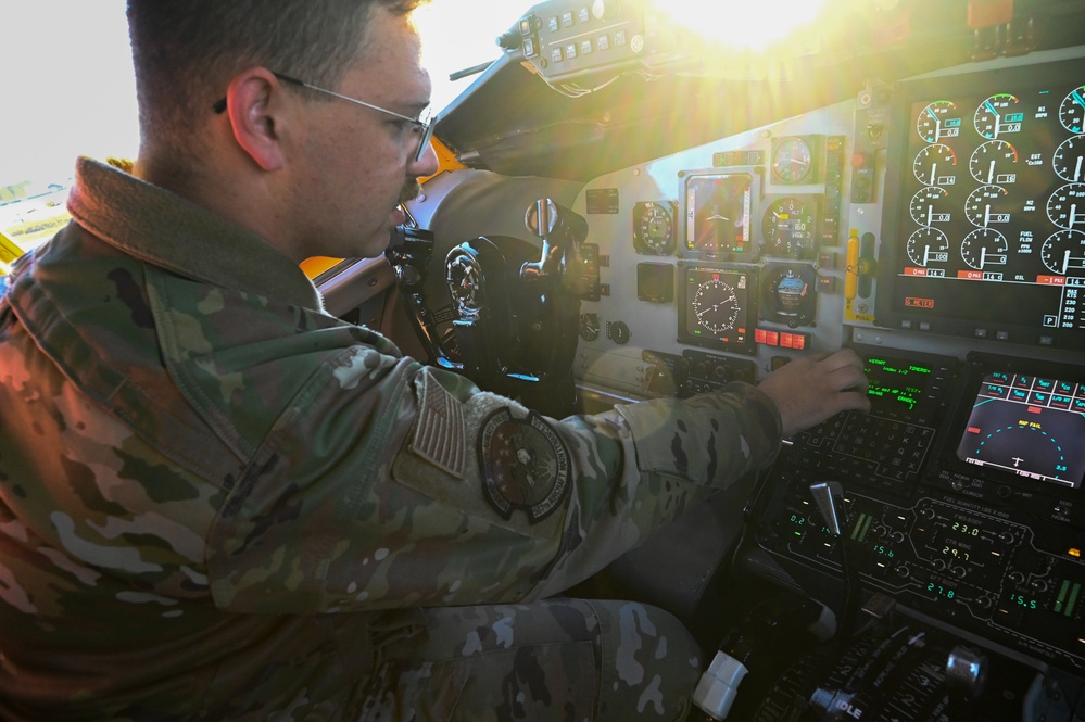 465th Refuels C-17 over Alaska