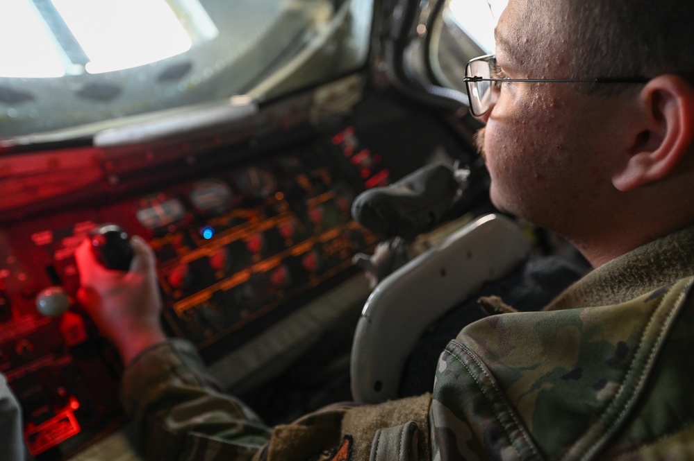 465th Refuels C-17 over Alaska