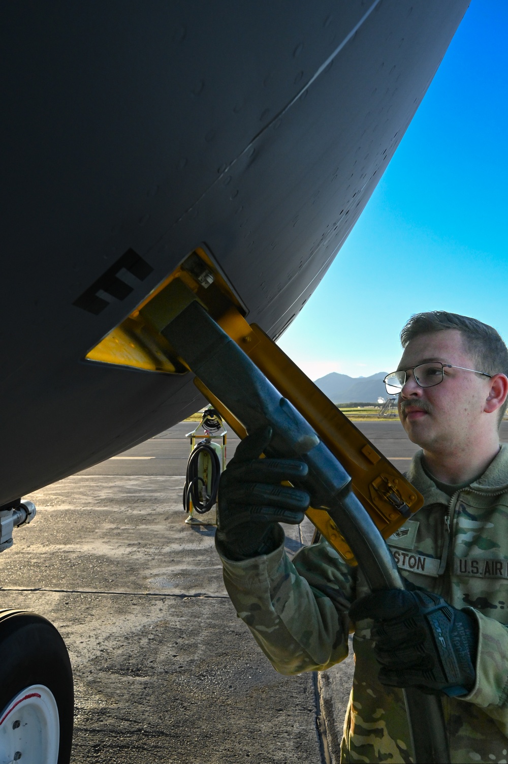 465th Refuels C-17 over Alaska