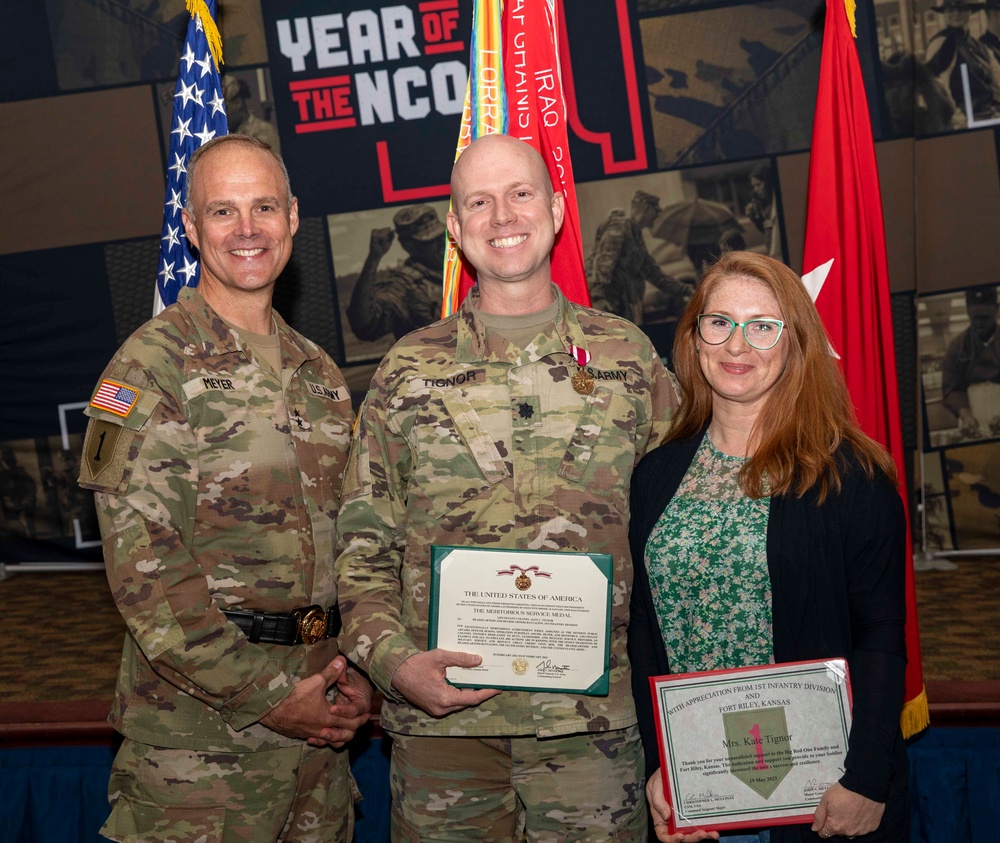 1st Infantry Division Presents Soldiers Deployment Awards