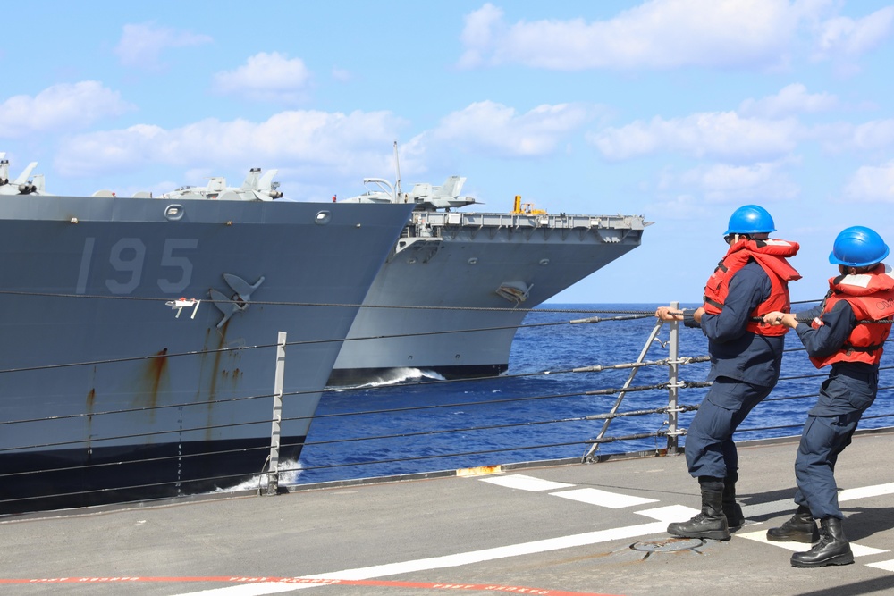 USS Ramage Conducts Underway Replenishment