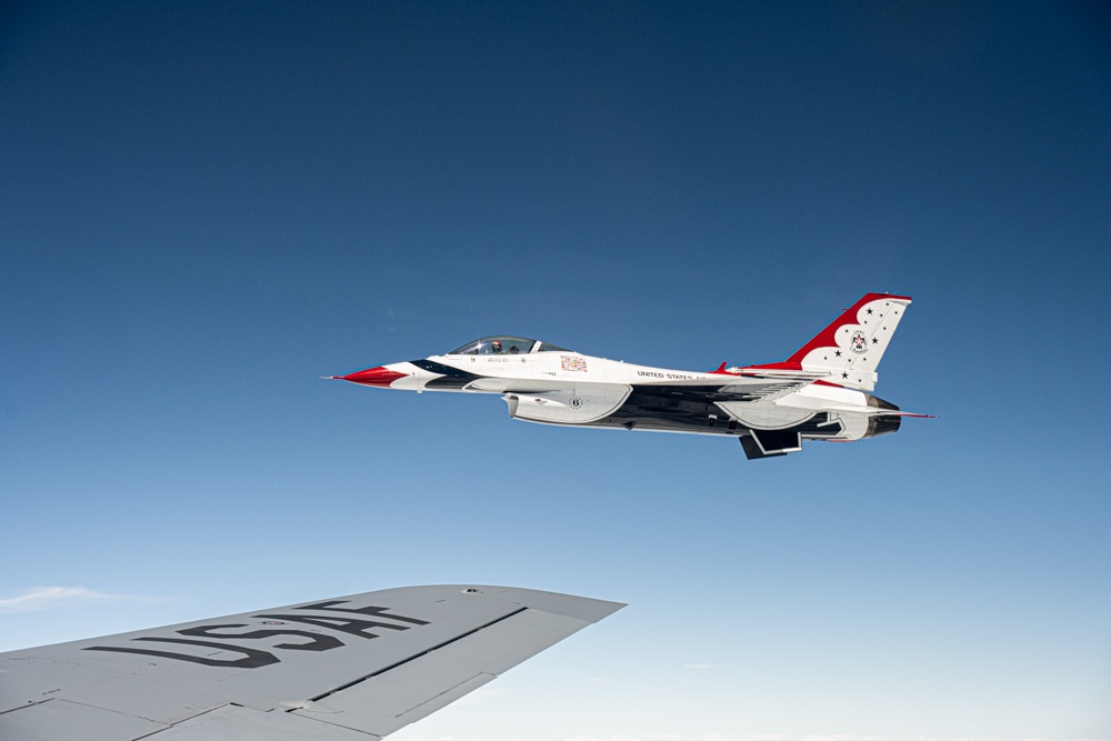 126 ARW Passes Gas to Thunderbirds