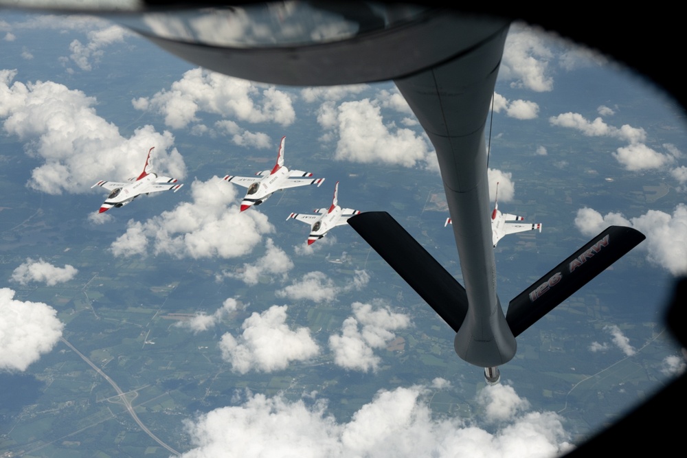 126 ARW Passes Gas to Thunderbirds