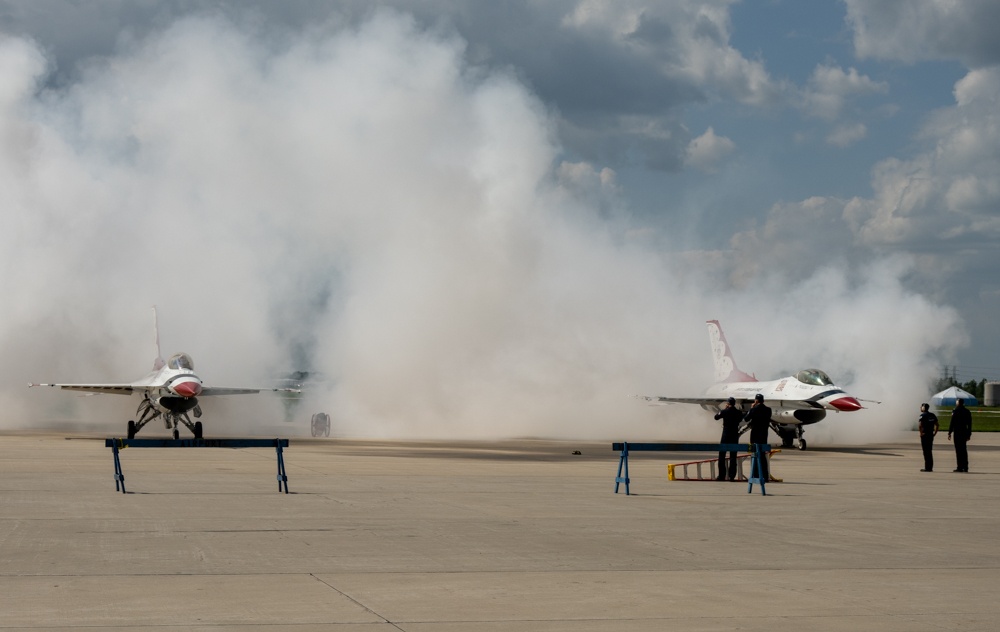 126 ARW Passes Gas to Thunderbirds