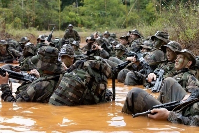 Marine Raider participates in the French Foreign Legion’s Jaguar Course