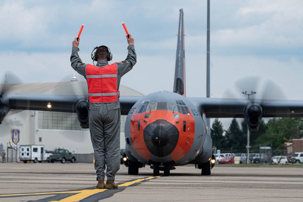 32nd APS performs engine running offload