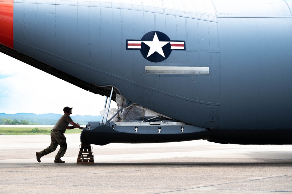 32nd APS performs engine running offload