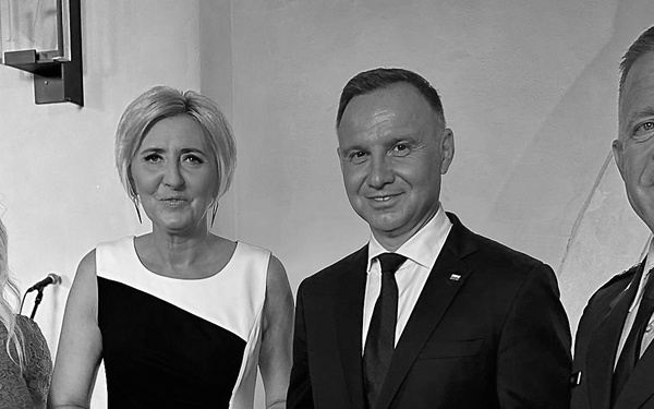 Illinois National Guard Commander Presents 30th Anniversary State Partner Coin to Polish President