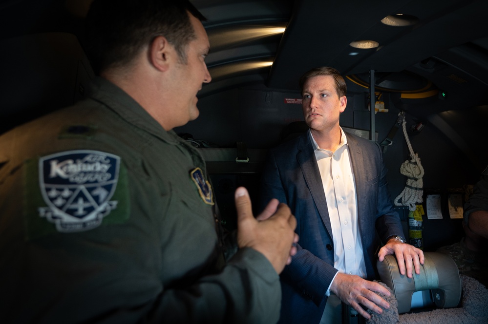 Sen. McConnell staff tour Kentucky Air Guard Base