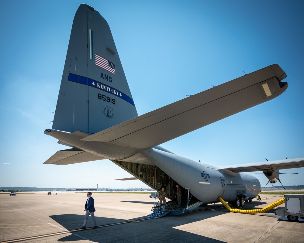 Sen. McConnell staff tour Kentucky Air Guard Base