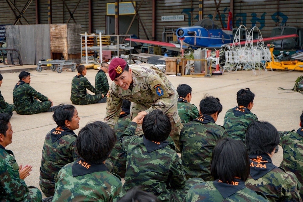 Royal Thai Army, US Soldiers Participate in Historic All-Female Airborne Course 