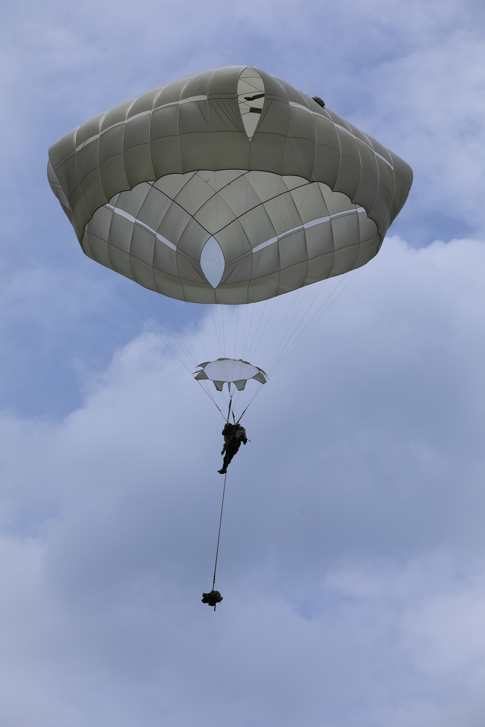 Royal Thai Army, US Soldiers Participate in Historic All-Female Airborne Course 