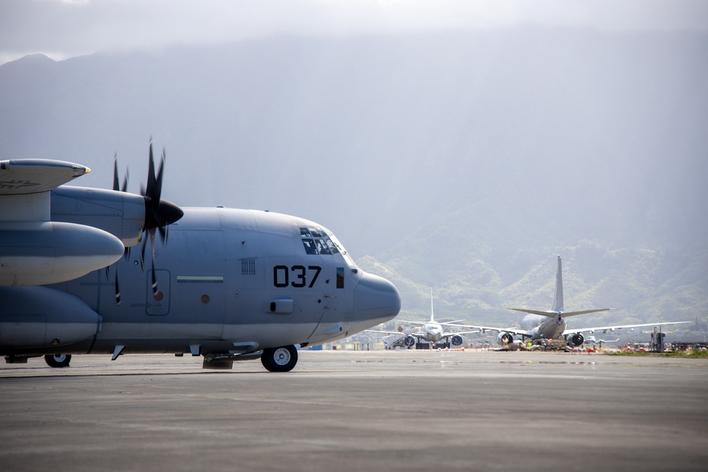 VMGR-153 Transports Personnel and Equipment from Oahu to Maui