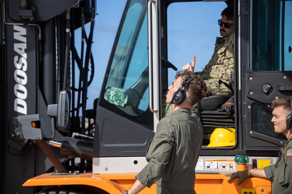 VMGR-153 Transports Personnel and Equipment from Oahu to Maui