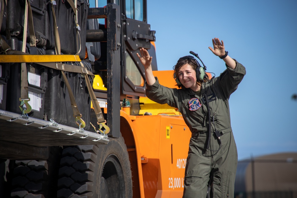 VMGR-153 Transports Personnel and Equipment from Oahu to Maui