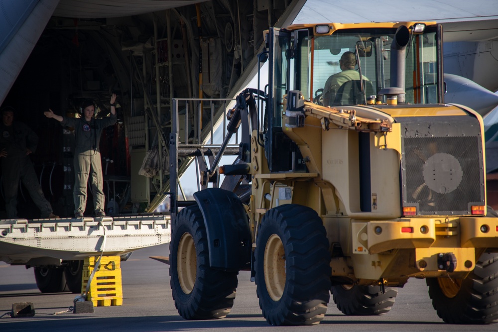 VMGR-153 Transports Personnel and Equipment from Oahu to Maui