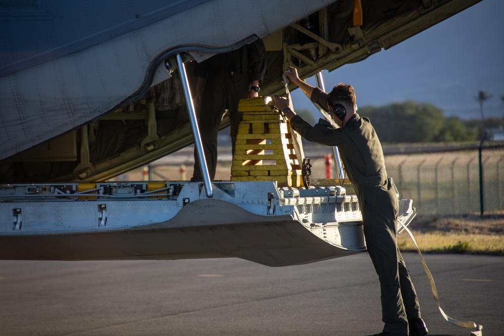 VMGR-153 Transports Personnel and Equipment from Oahu to Maui