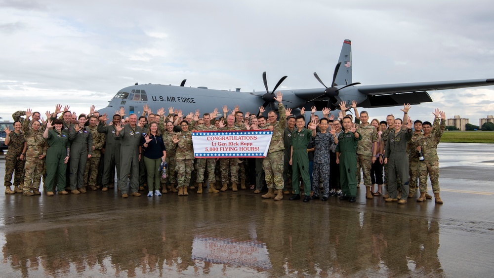 Lt. Gen. Rupp reaches 5,000 flight hours