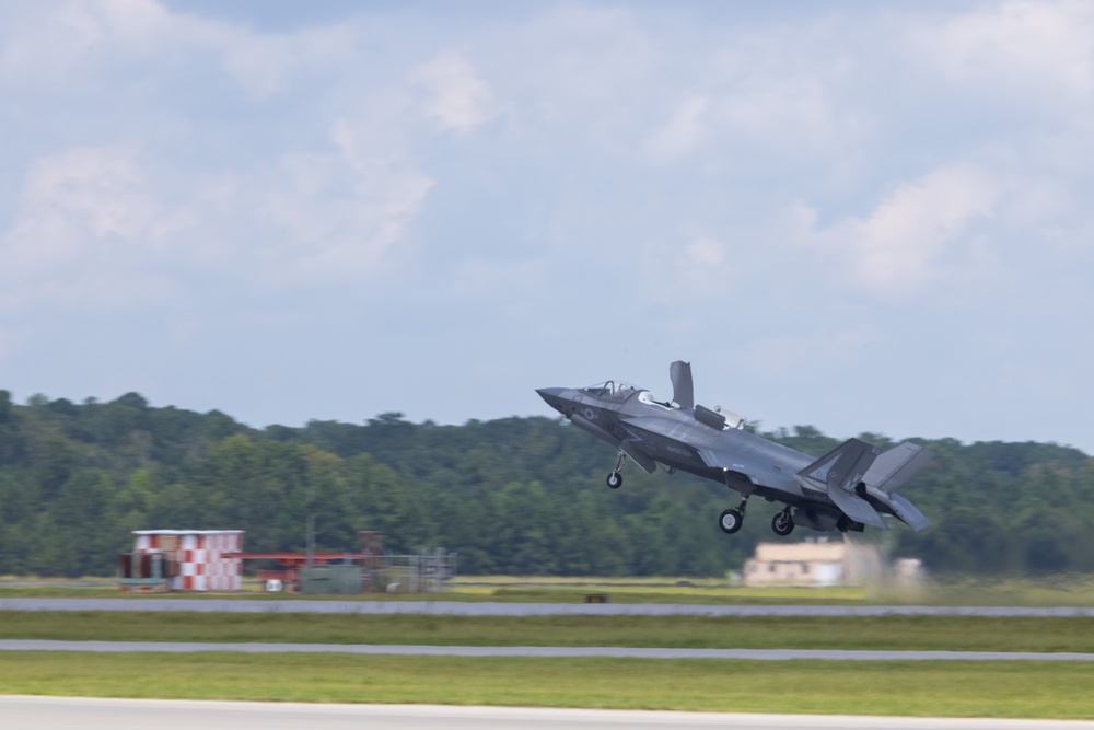 VMFAT-501 practices F35-B Demo Team routine