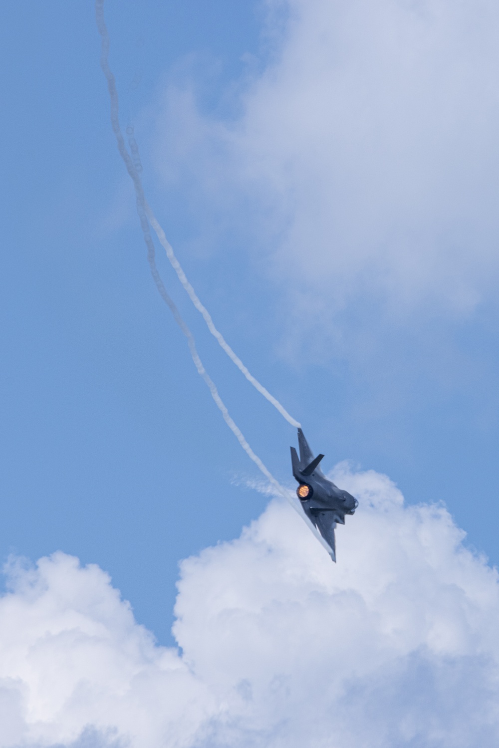 VMFAT-501 practices F35-B Demo Team routine