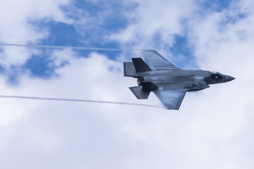 VMFAT-501 practices F35-B Demo Team routine