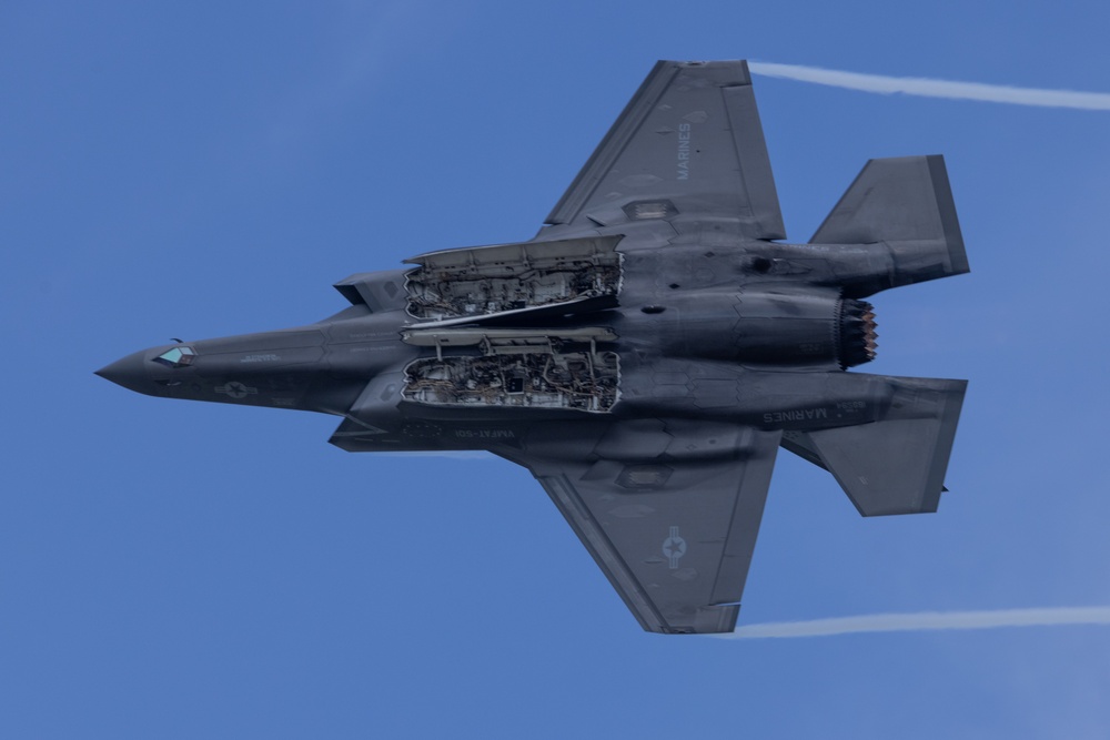 VMFAT-501 practices F35-B Demo Team routine