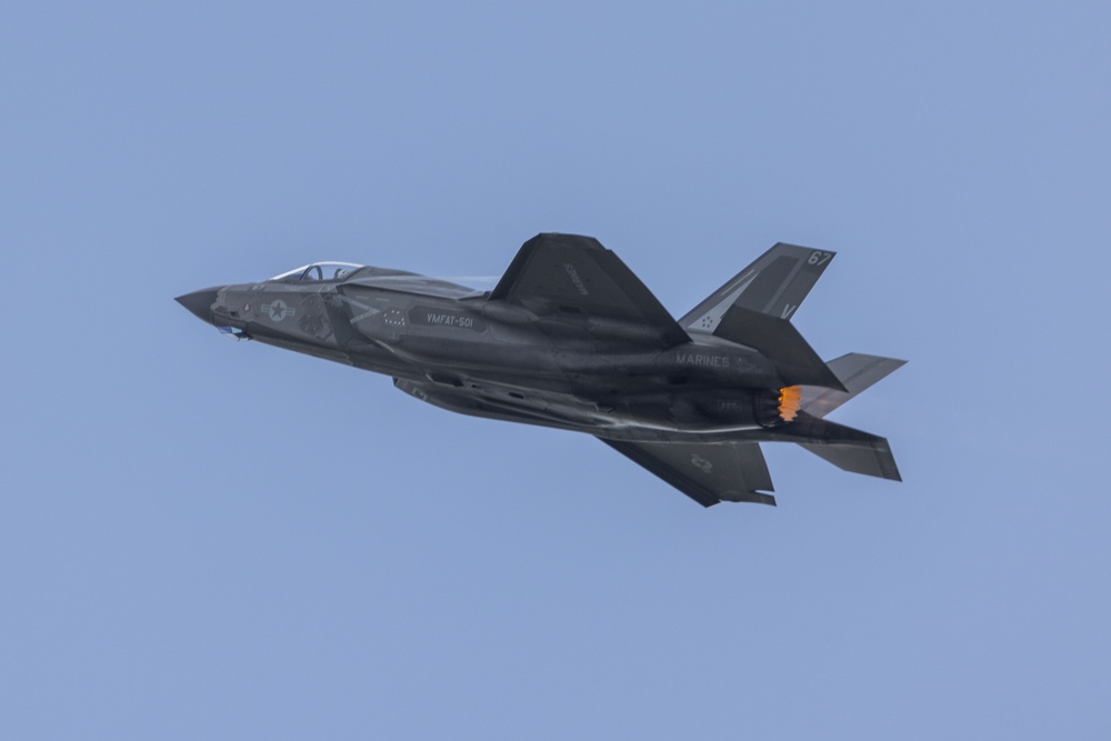 VMFAT-501 practices F35-B Demo Team routine