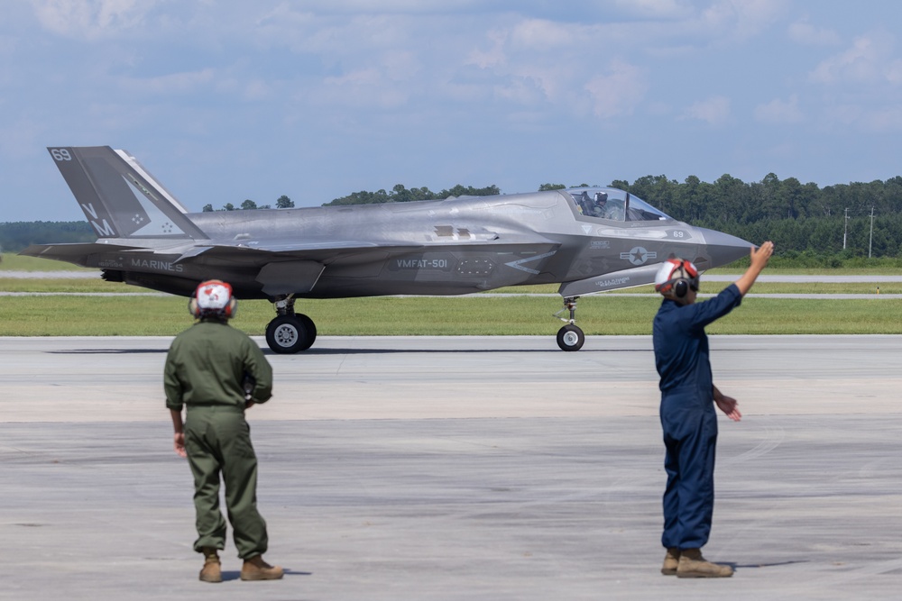 VMFAT-501 practices F35-B Demo Team routine