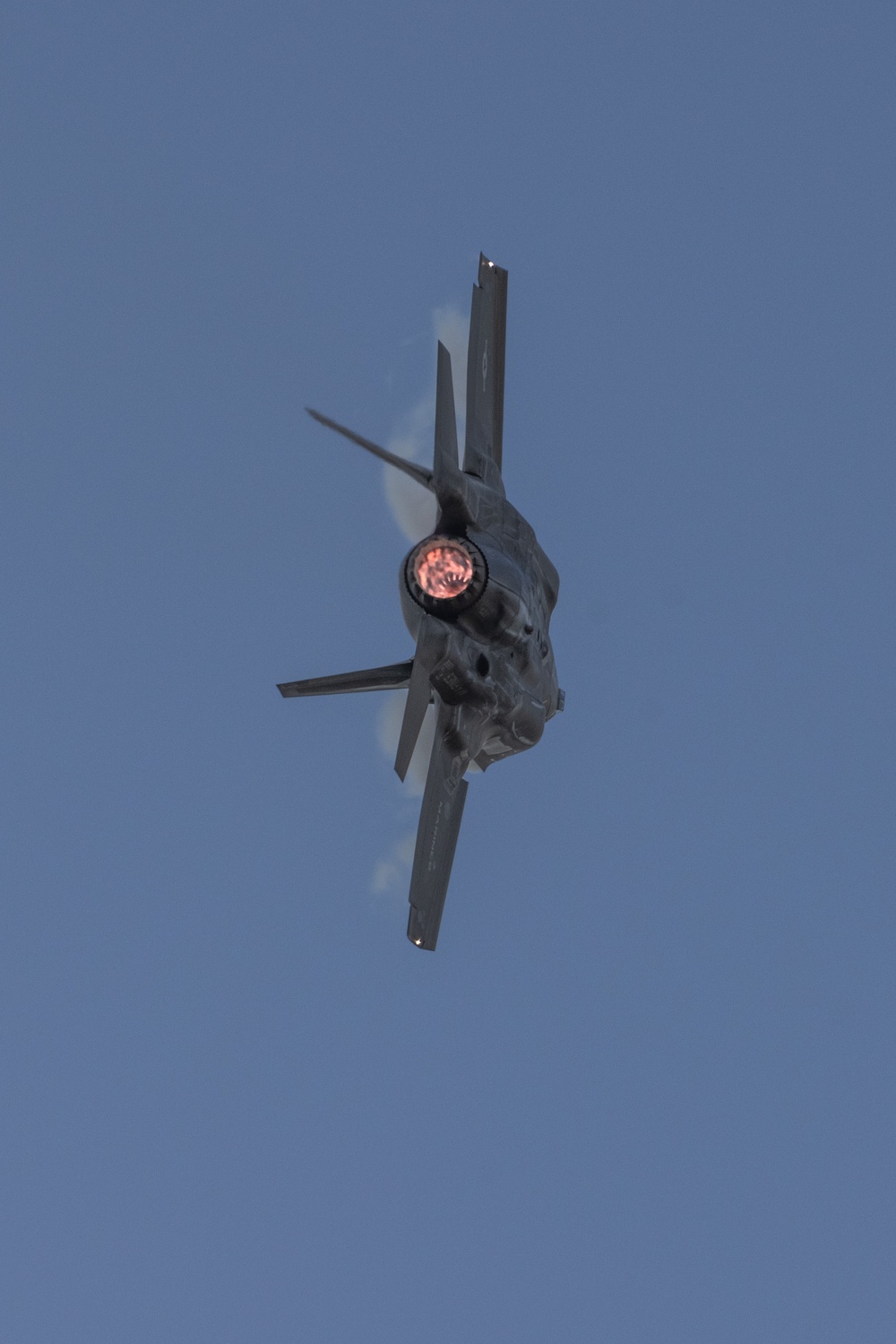 VMFAT-501 practices F35-B Demo Team routine