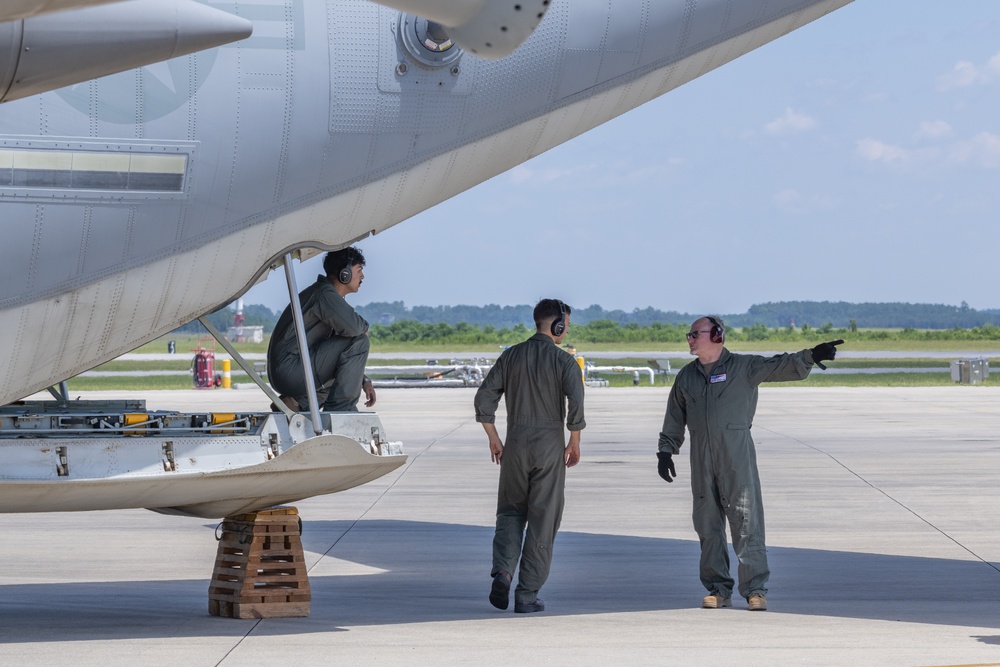 VMGR-252 transports IFLOLS