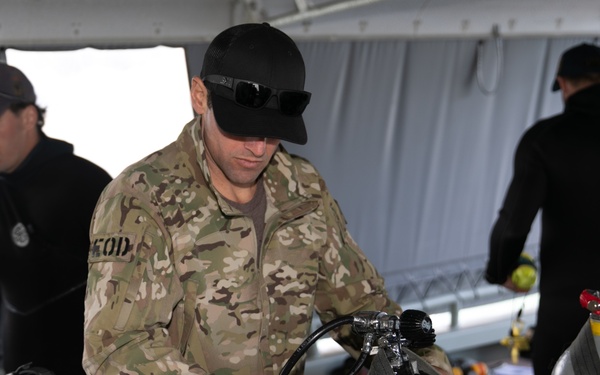 U.S. Navy EOD and RAN CDT conduct simulated hull search exercise