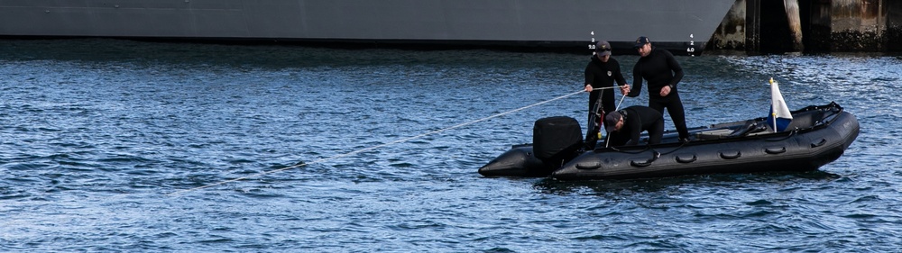 U.S. Navy EOD and RAN CDT conduct simulated hull search exercise