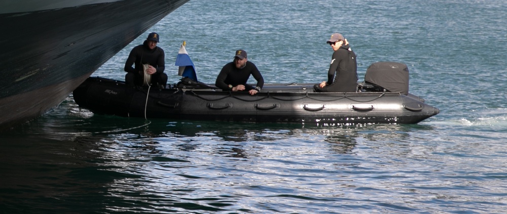 U.S. Navy EOD and RAN CDT conduct simulated hull search exercise