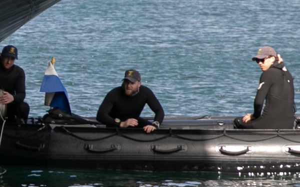 U.S. Navy EOD and RAN CDT conduct simulated hull search exercise