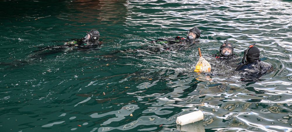 U.S. Navy EOD and RAN CDT conduct simulated hull search exercise