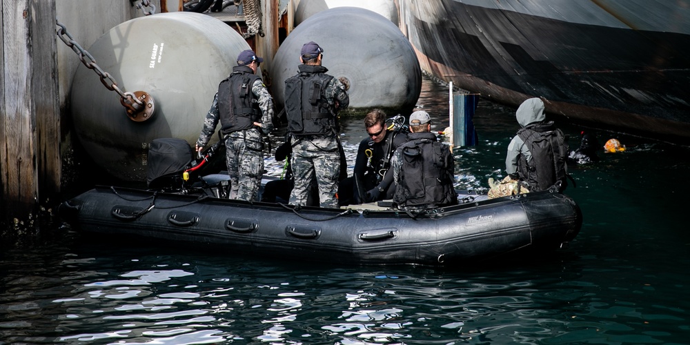 U.S. Navy EOD and RAN CDT conduct simulated hull search exercise