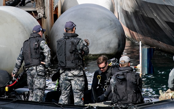 U.S. Navy EOD and RAN CDT conduct simulated hull search exercise