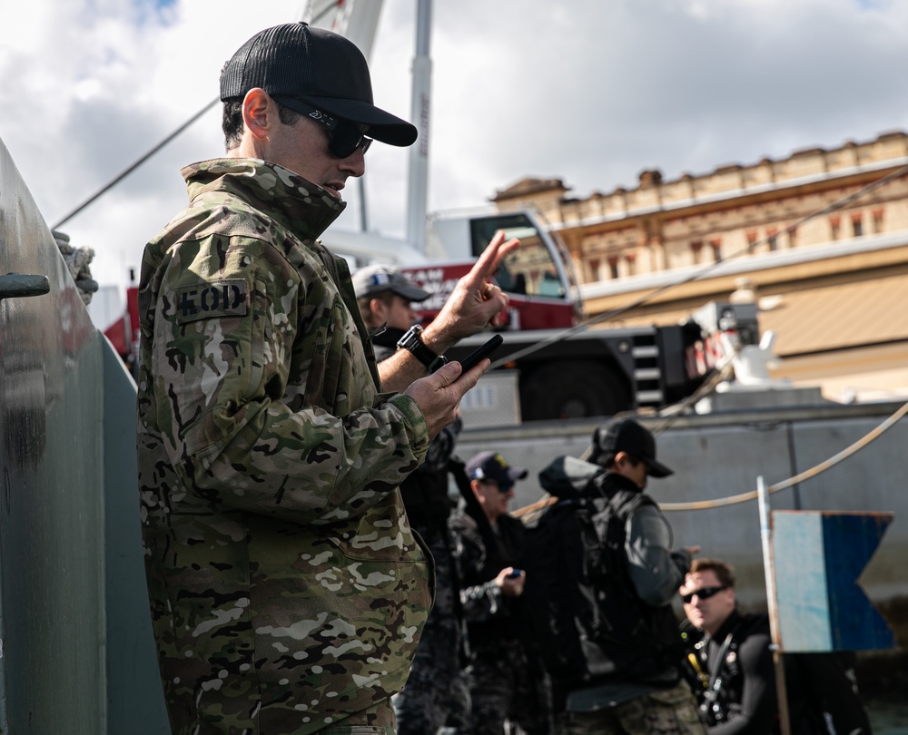 U.S. Navy EOD and RAN CDT conduct simulated hull search exercise