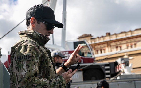 U.S. Navy EOD and RAN CDT conduct simulated hull search exercise