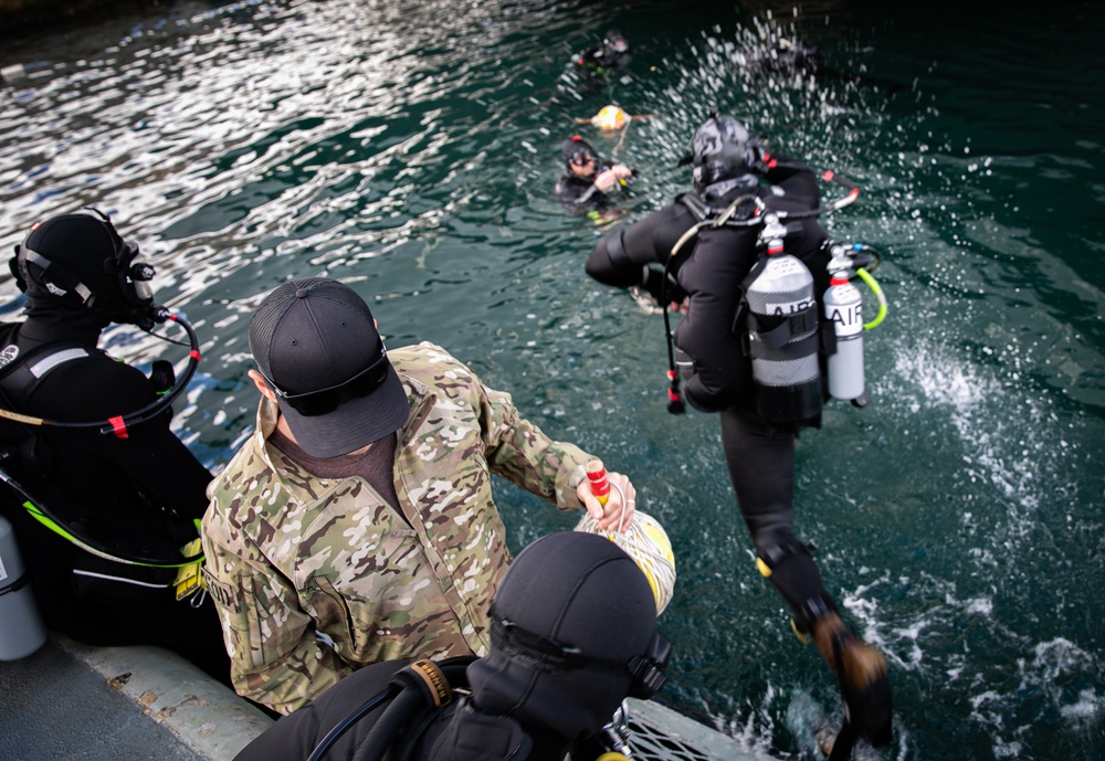 U.S. Navy EOD and RAN CDT conduct simulated hull search exercise