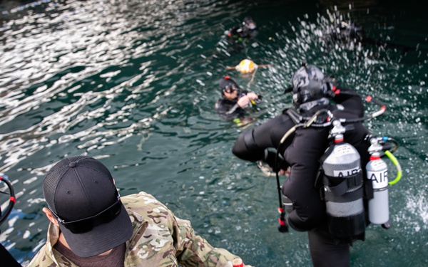 U.S. Navy EOD and RAN CDT conduct simulated hull search exercise