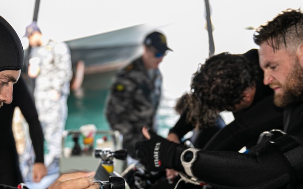 U.S. Navy EOD and RAN CDT conduct simulated hull search exercise