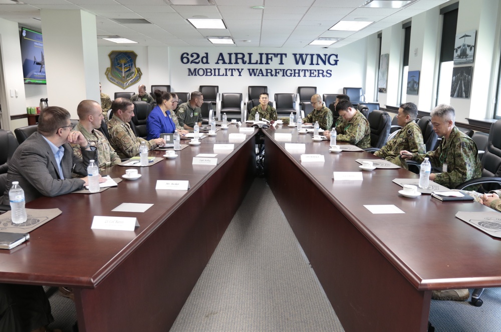 Lt. Gen. Kazumasa Ueda visits I Corps for Yama Sakura discussions