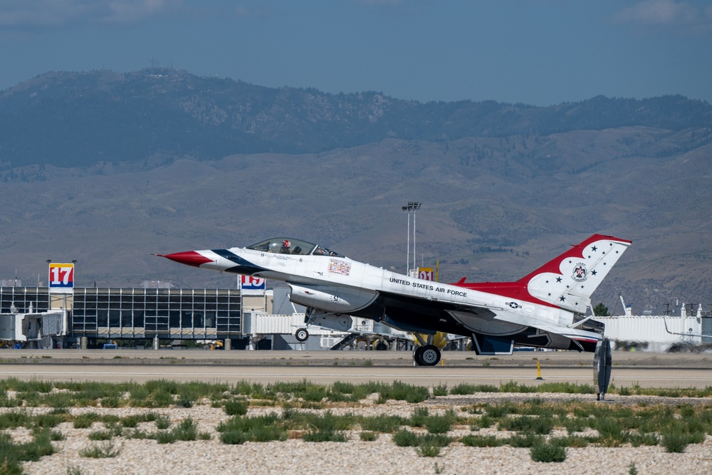 The Thunderbirds Arrive in Boise for Gowen Thunder