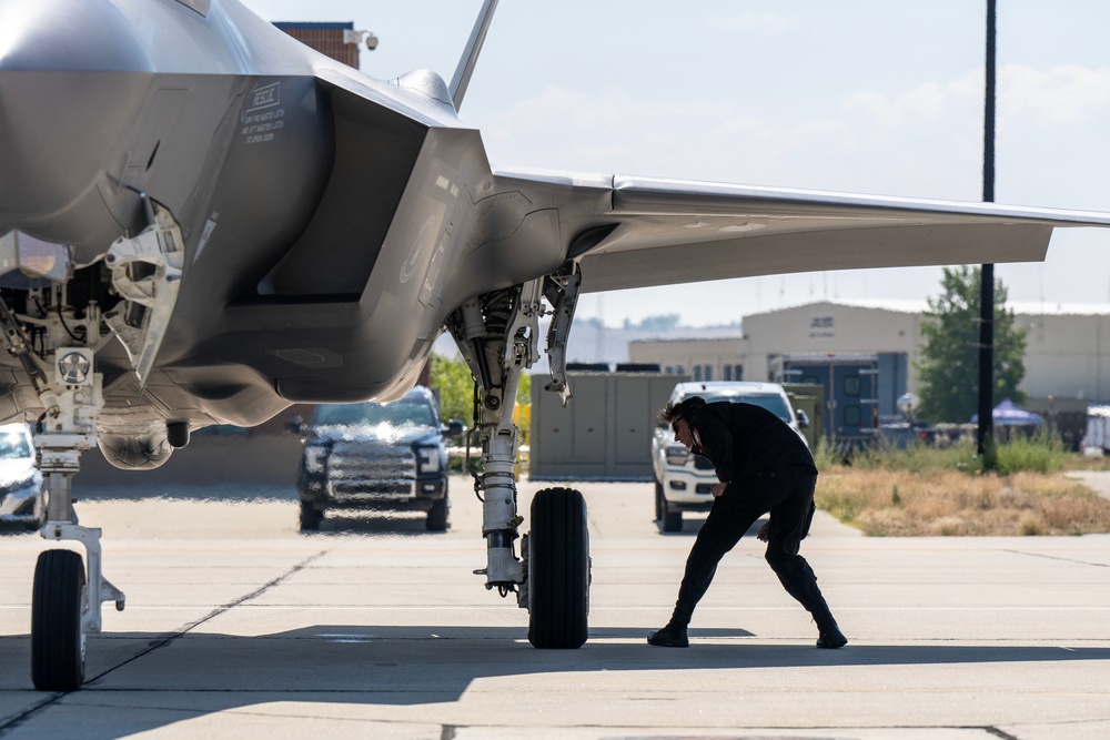 DVIDS Images F35 Demo Team Arrives for Gowen Thunder [Image 3 of 3]