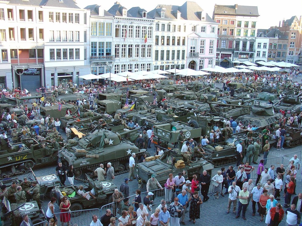 Tanks in Town in Mons